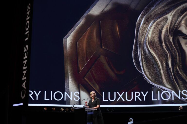 2025.06.19 Luxury Awards de tamaño grande